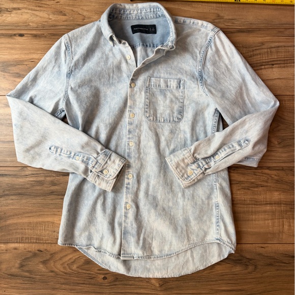 Abercrombie & Fitch Light Wash Blue Button-Down Shirt - Men’s size small - Picture 4 of 7